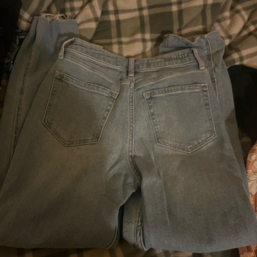 Hollister high rise graphic mom jeans. Size 0R